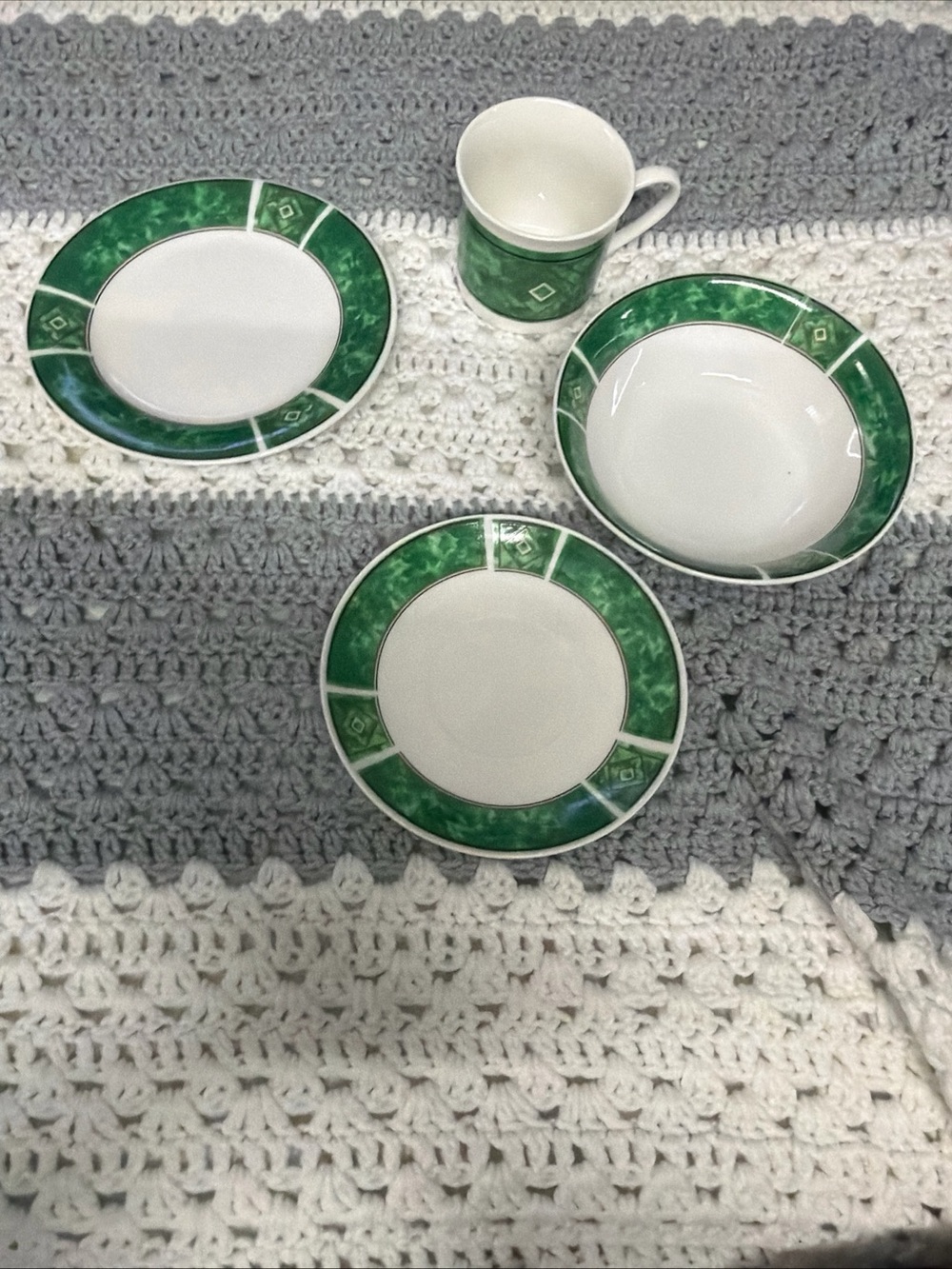 Gibson White Porcelain Dinnerware Set with Green Band marble pattern 4 Piece